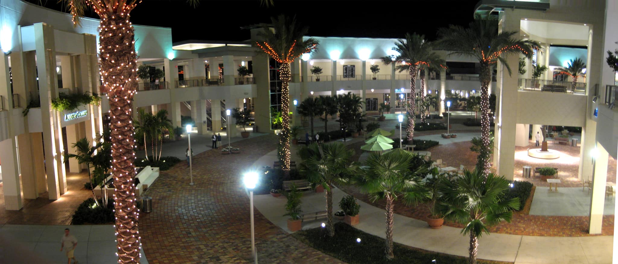 The courtyard at Downtown at the Gardens, Palm Beach Gardens